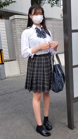 少女の初めて貰う。規則が厳しくバイトが出来ない為助けました。【個撮】お嬢様系女子校②