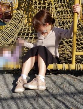 【個人】ママ友と優雅に団欒する美人妻を連れ去り、お子さんの勉強中に巨根で、、、レビュー特典(～４月１１まで)
