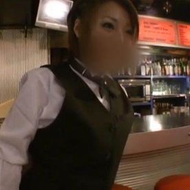 【個撮】スタイル抜群の巨乳バーテン女子。その場でイタズラして、子宮の奥までピストン責めしてイカセまくっちゃいます。